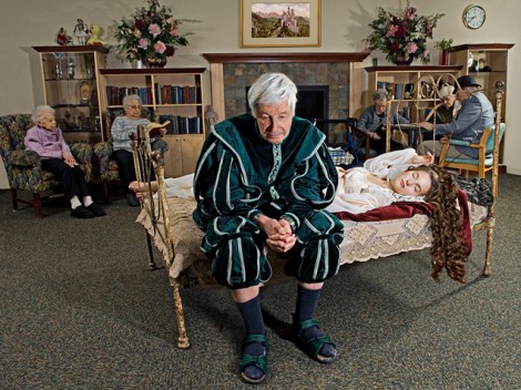 La bella durmiente con su príncipe que envejece  en un asilo