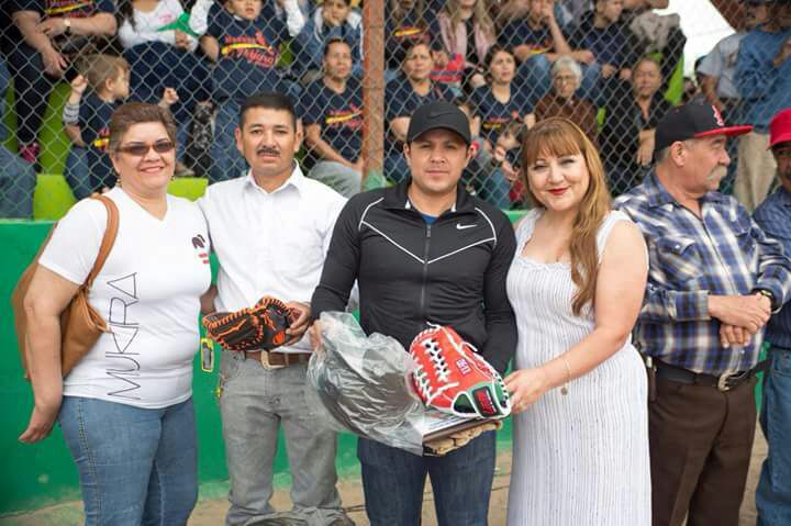 Entrega Mukira equipo de Beisbol para niñas y&nbsp;niños